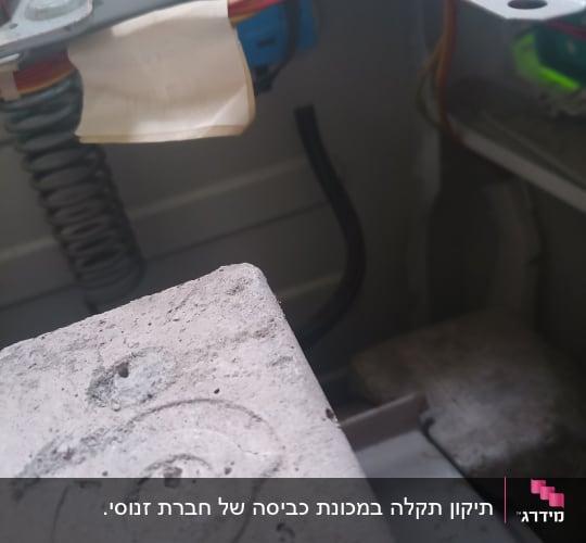 חוטי חשמל צבעוניים ומחברים בתוך מכשיר חשמלי